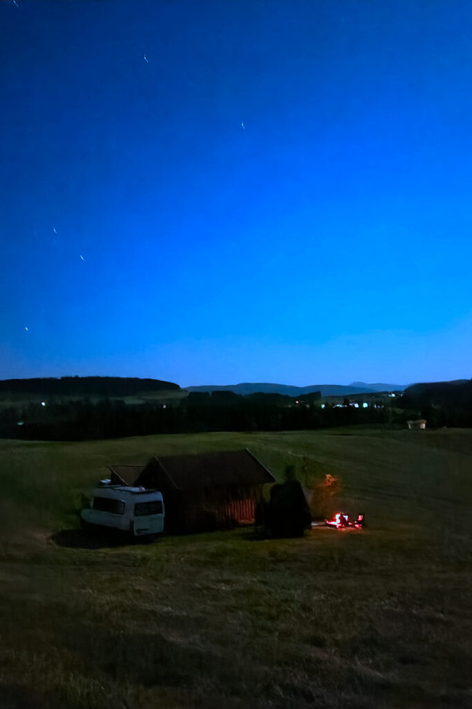 Campen in freier Natur unter dem Nachthimmel