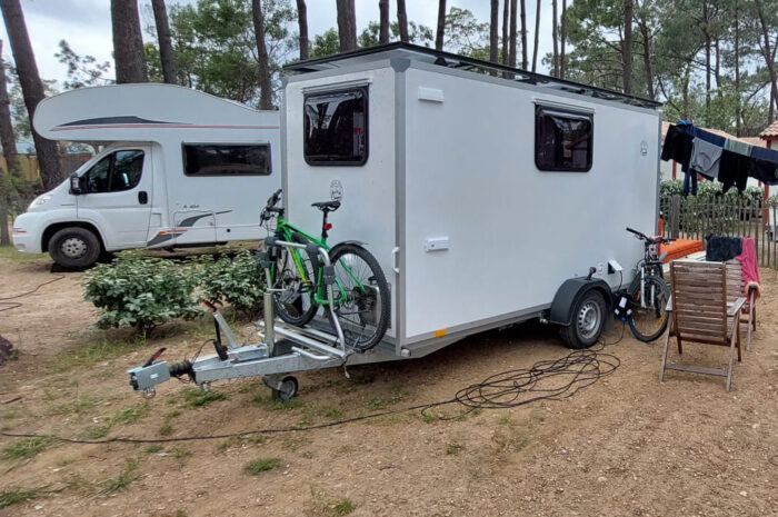 Kofferanhänger Camping Ausbau mit Campingküche und Umbau-Bett Kofferanhänger Camping Ausbau mit Campingküche und Umbau-Bett